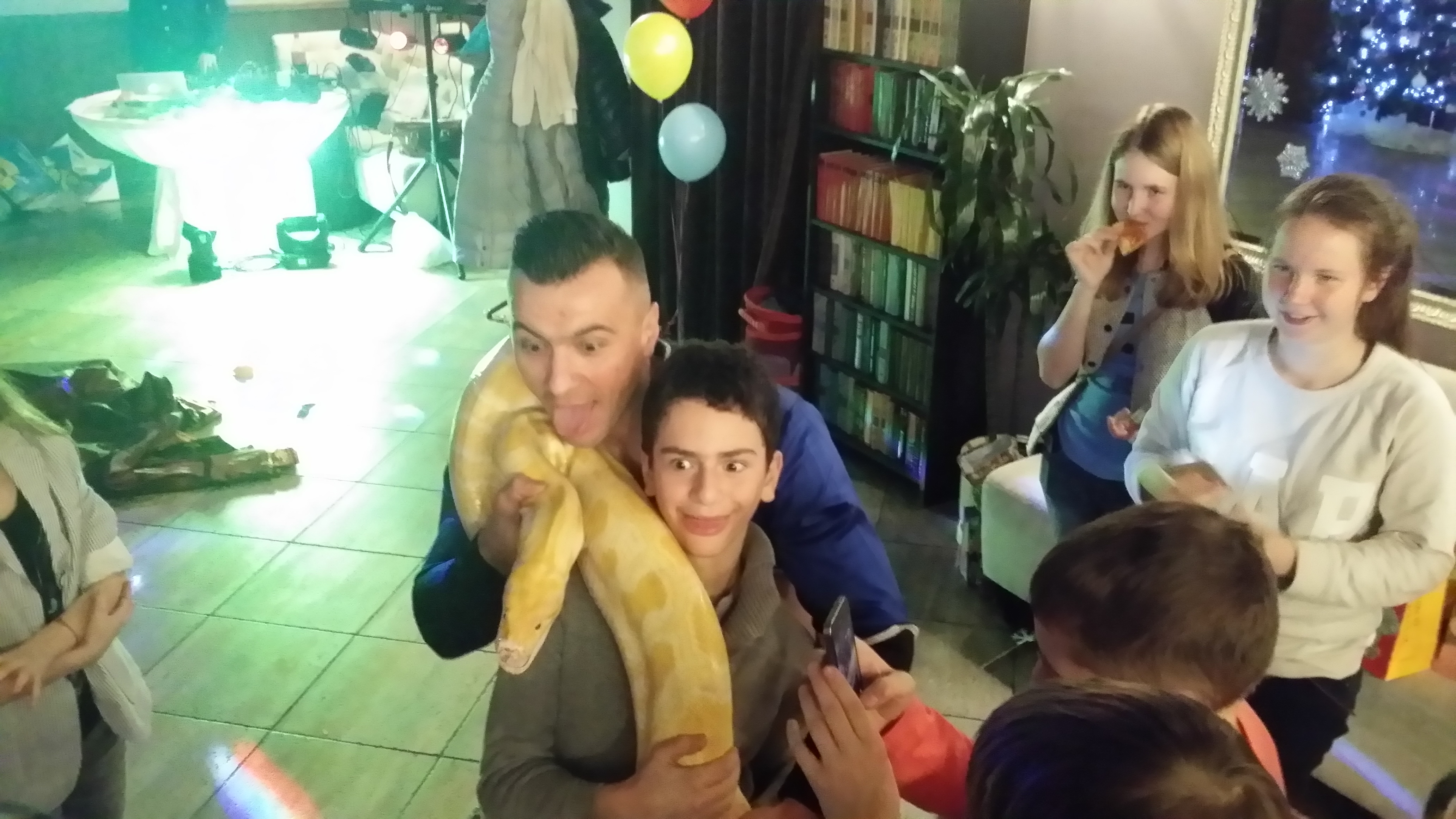 танец со змеёй детский день рождения